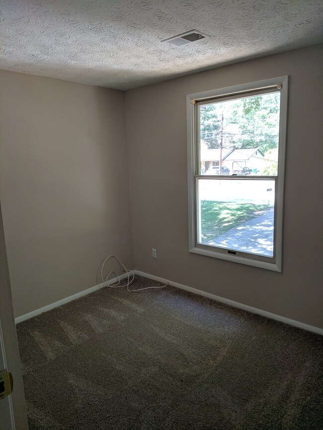 Building Photo - Newly renovated townhome