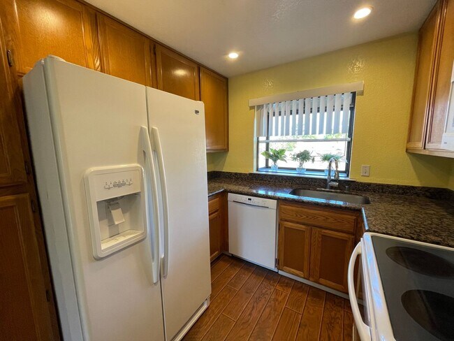 Building Photo - Beautiful Perfect Shape Top Story Condo in...
