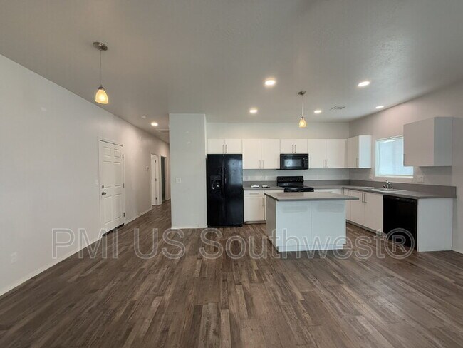 Building Photo - 8700 E Loos Dr