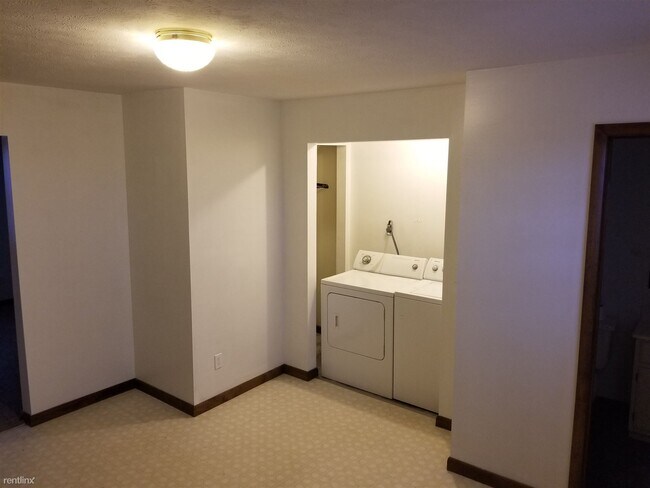 Building Photo - 2 br, 1.5 bath Townhome - 1208 Payne Avenue 3