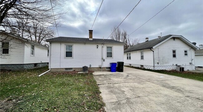 Building Photo - 1314 E Lawrence St