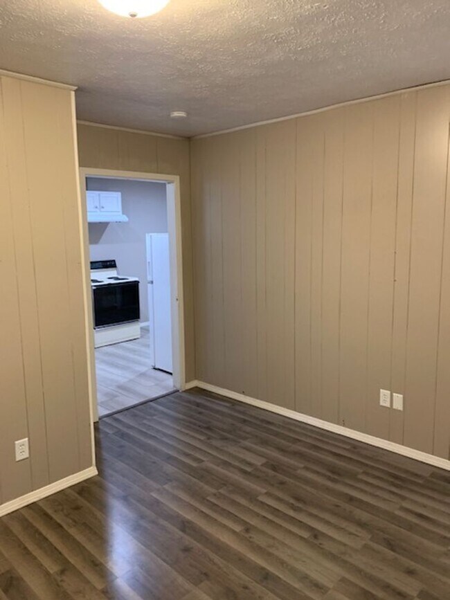 Building Photo - One bedroom One Bath Walk In-Hollister, MO