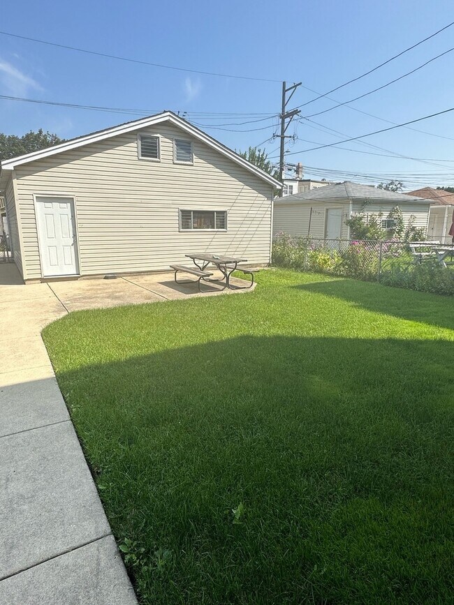 Foto del edificio - 5332 W Newport Ave