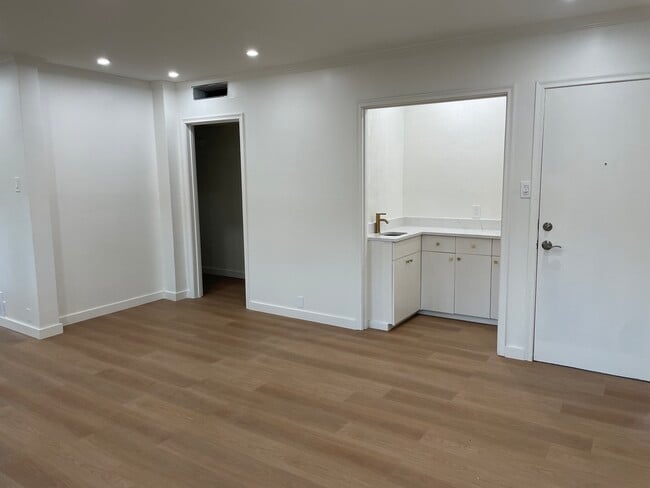 Building Photo - 7824 Meadow Park Dr