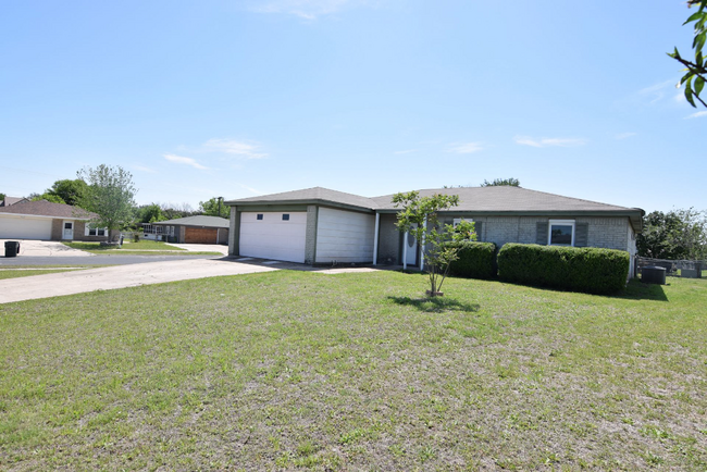 Building Photo - 2800 Kim Dr