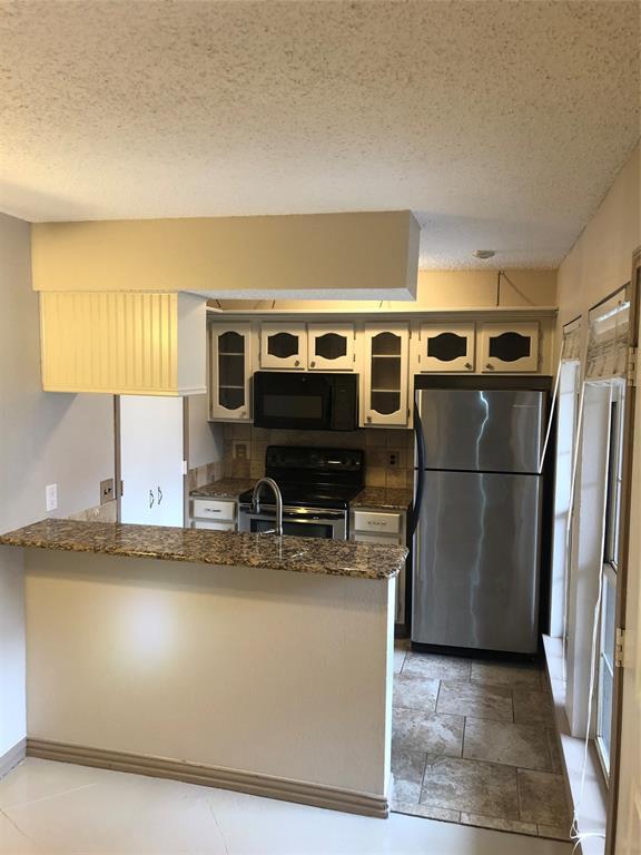 Building Photo - 1420 Meadowood Village Dr