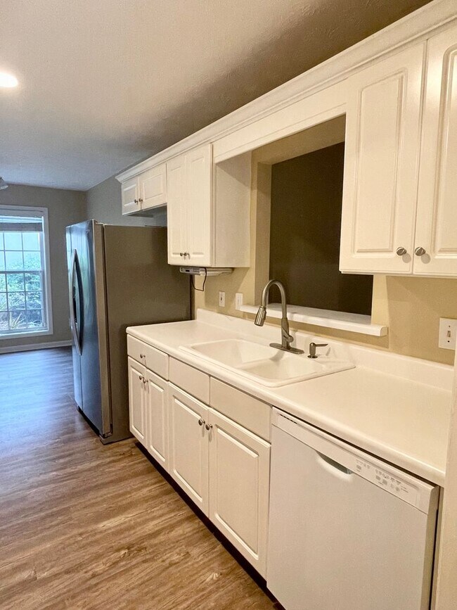 Building Photo - Grove Hill Neighborhood - Available in Nov...