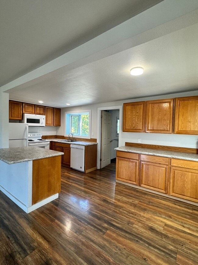 Foto del edificio - 3 bedroom 1 bathroom remodeled home, w/d h...