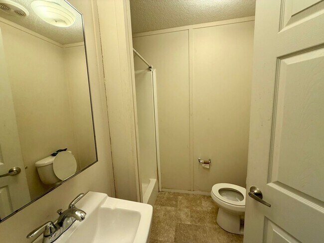 Foto del edificio - 3 bedroom 2 bath