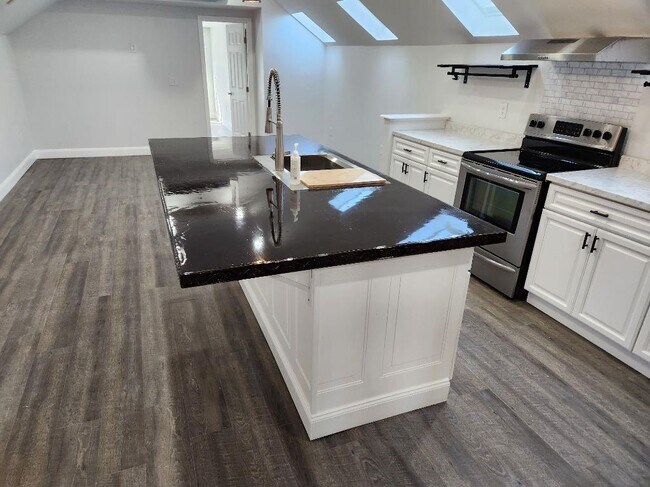 Building Photo - 668 Grove St