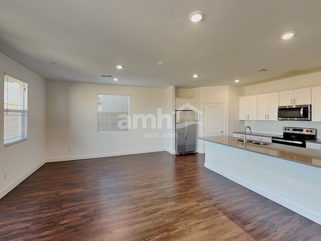 Foto del edificio - 296 Yasmin Daylily Pl