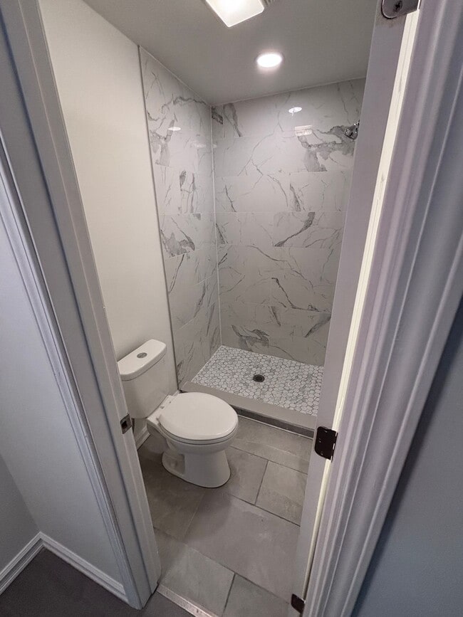 Building Photo - Newly Renovated 2 Bed 1.5 Bath