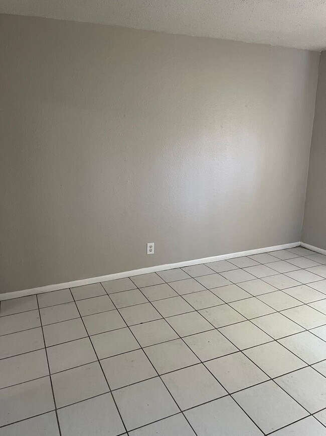 Building Photo - 3 Bedroom 1 Bath All Electric Home For Ren...