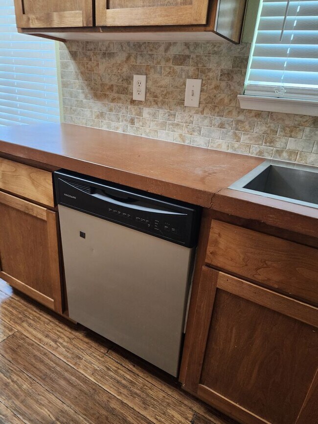 Foto del edificio - 3 Bedroom 2 Bathroom with Pool Near Davis High School