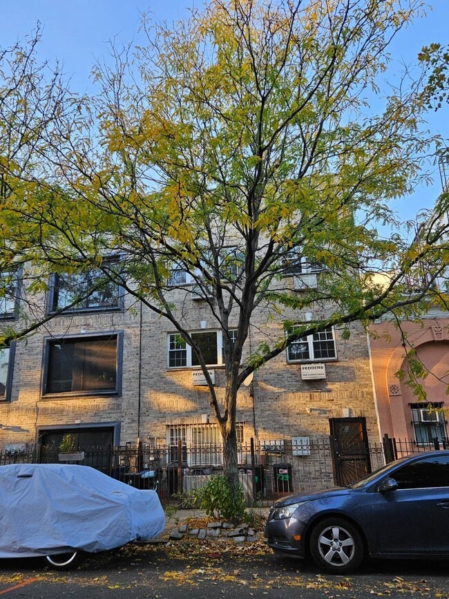 Building Photo - 733 Monroe St