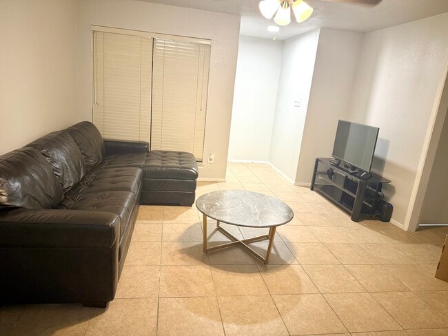 Building Photo - 2407 Ventura Dr