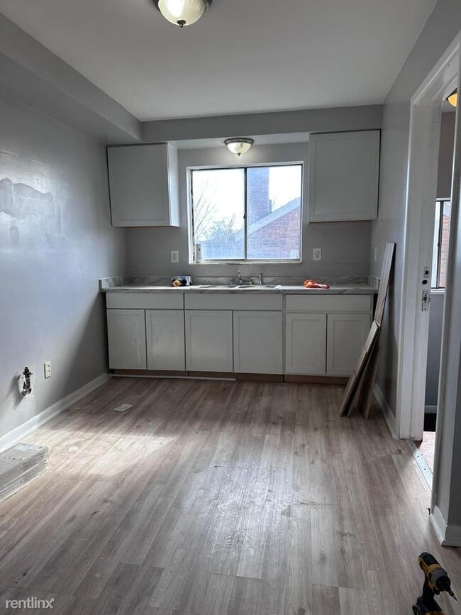 Building Photo - 2 br, 1 bath Duplex - 16866 Greenfield Rd ...