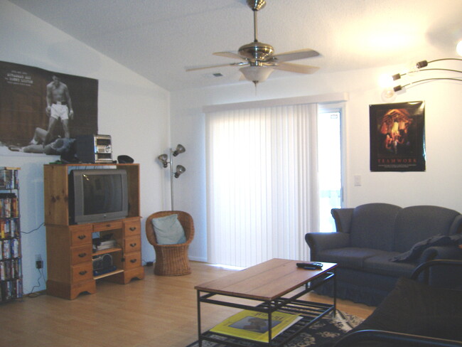 Building Photo - 9601 Vinca Cir