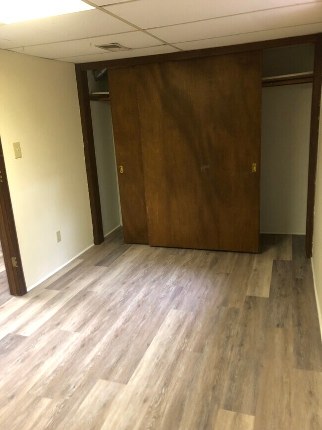 Large 12' x 15' bedroom - 4318 Benjamin St NE