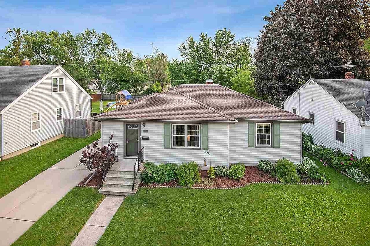 Primary Photo - 1145 Bond St