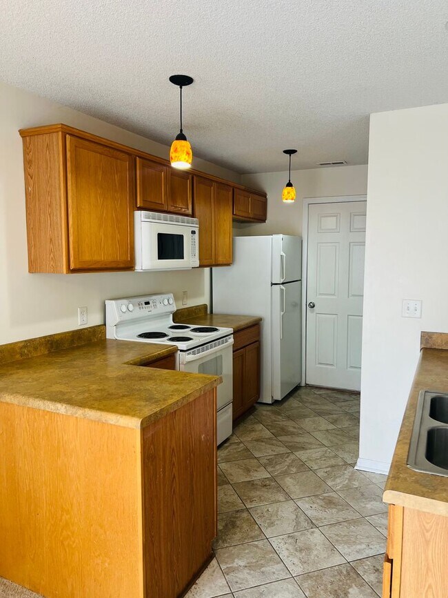 Foto del edificio - Charming Townhome, Prime Location, Cozy Living