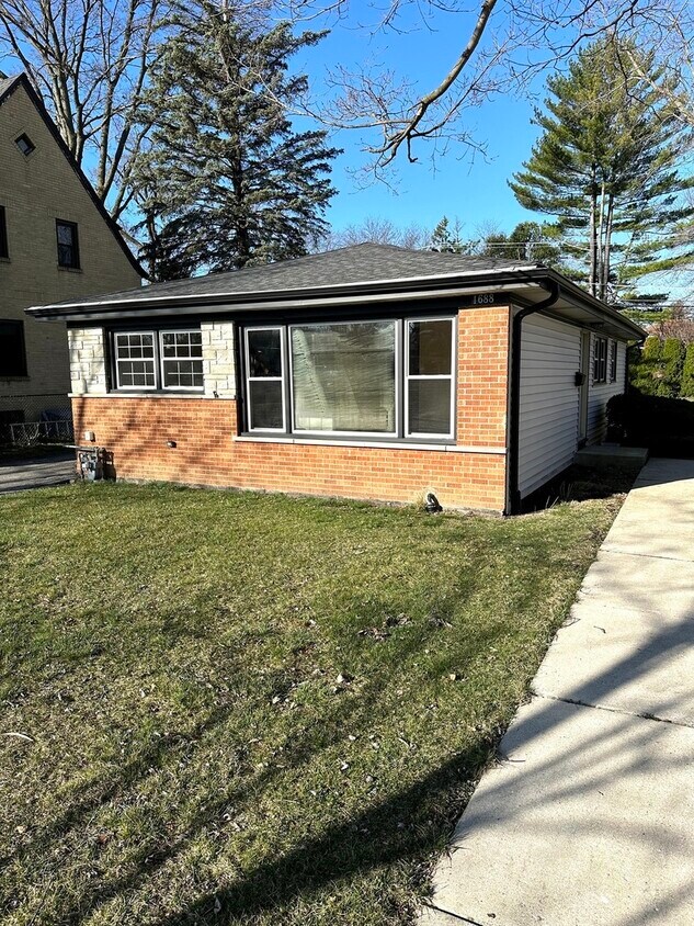 1688 Locust St, Des Plaines, IL 60018 House Rental in Des Plaines, IL