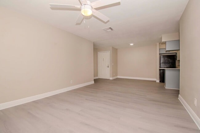 Building Photo - 2/2 Condo in Heart of Brandon @ The Hampto...