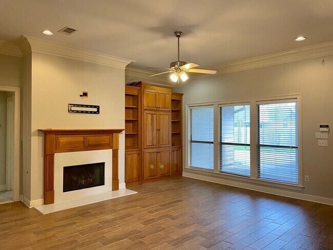 Foto del edificio - 4 Bedroom in Dutchtown with fenced rear ya...