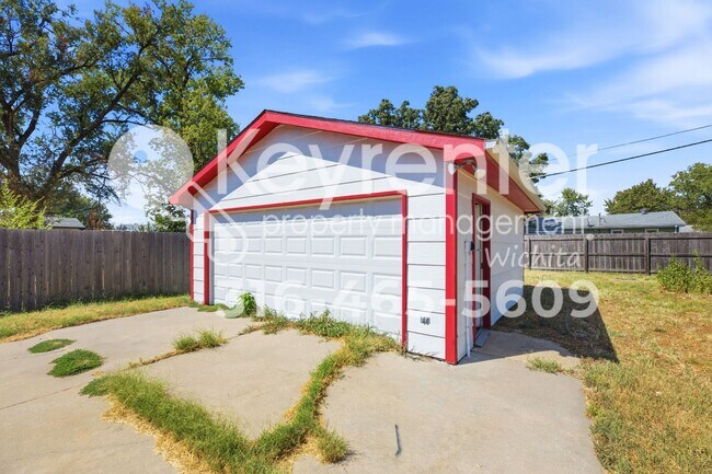 Foto del edificio - 2210 W Greenfield St