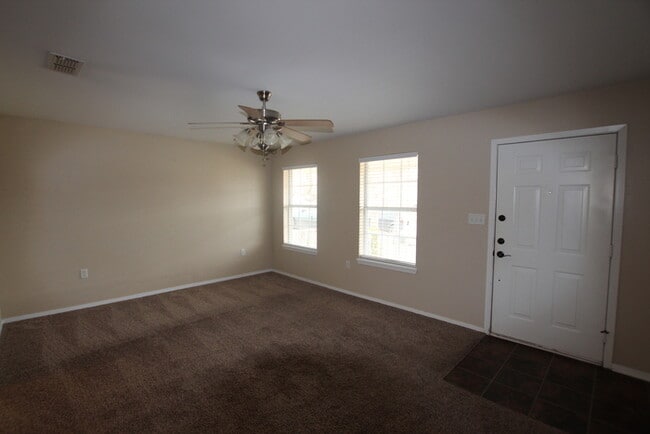 Building Photo - Spacious 3 Bedroom in Whitehouse!
