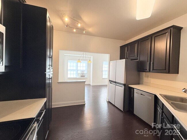 Foto del edificio - 9858 Treeside Ln