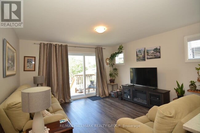 Photo du bâtiment - 8009-8009 Jeanne D'Arc Blvd N