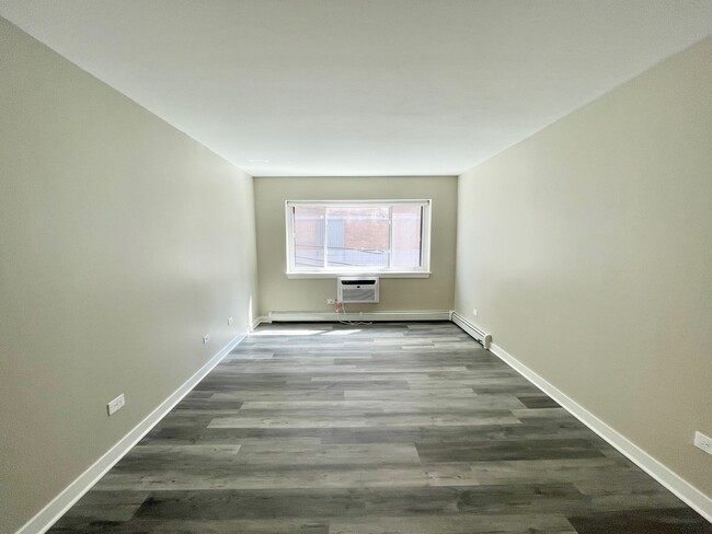 Building Photo - 949 W Foster Ave