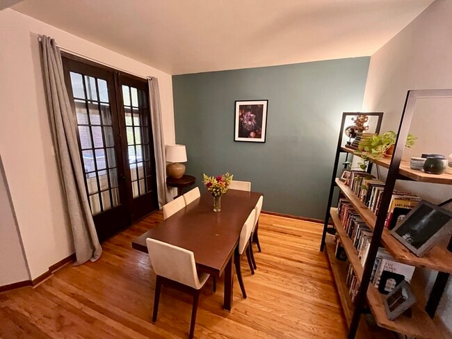 Foto del edificio - 906 N Oakley Blvd