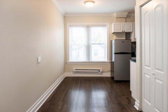 Foto del edificio - 3825 N Greenview Ave