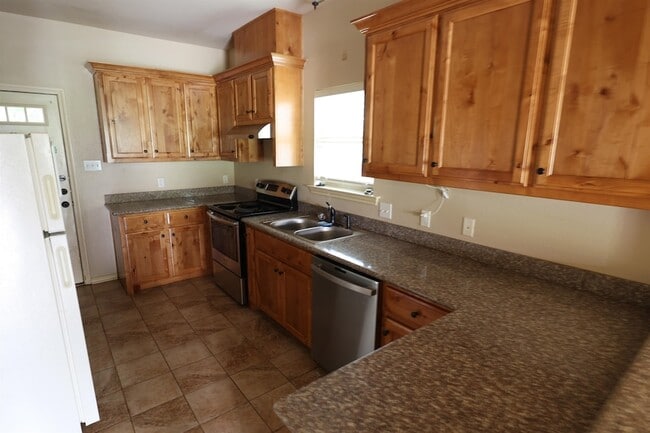 Building Photo - 113 Summer Creek Dr