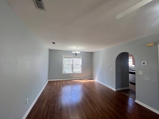 Building Photo - Southern Charm