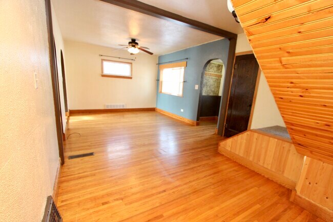 Building Photo - 604 9th Ave NE