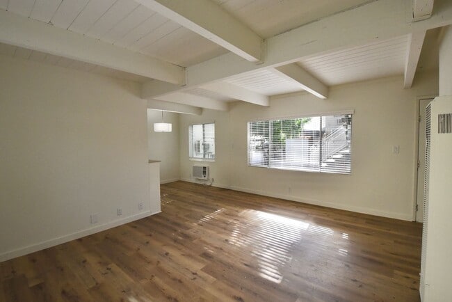 Foto del edificio - 6125 Whitsett Ave