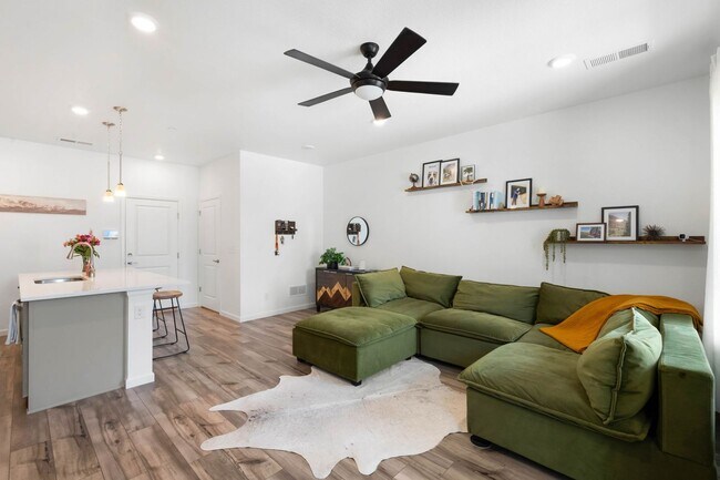 Foto del edificio - Modern 3BD, 2.5BA Castle Pines Townhome wi...