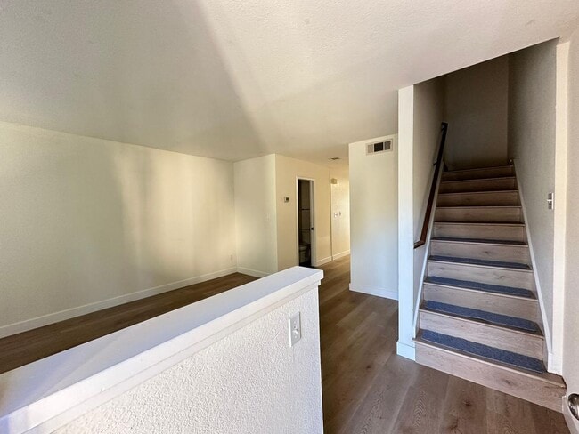 Building Photo - Cozy Beautiful Townhouse for Rent