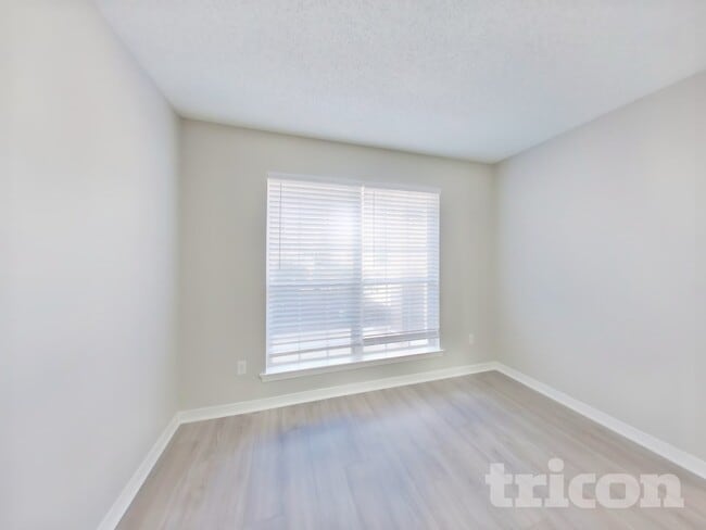 Foto del edificio - 1267 Summit Oaks Dr E