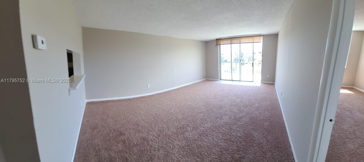 Foto principal - 484 NW 165th St