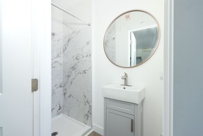 Building Photo - 2 Bedroom + 1.5 Bathroom Condo | Fashion Park Oxnard | Unfurnished