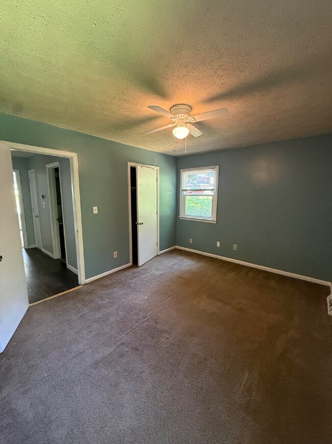 Building Photo - 2 Bedroom 1 Bathroom Apartment in Madison Heights with off street parking.