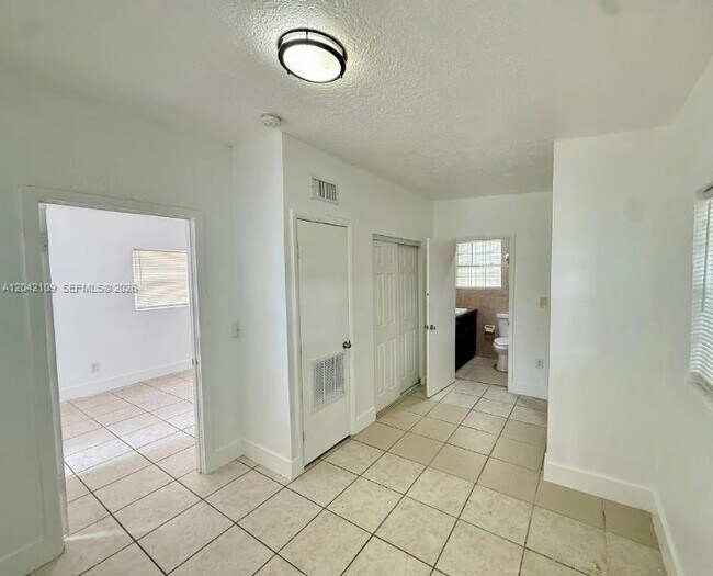 Foto del edificio - 1345 NW 55th St