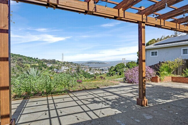 Foto del edificio - One level home Crockett, magnificent VIEWS