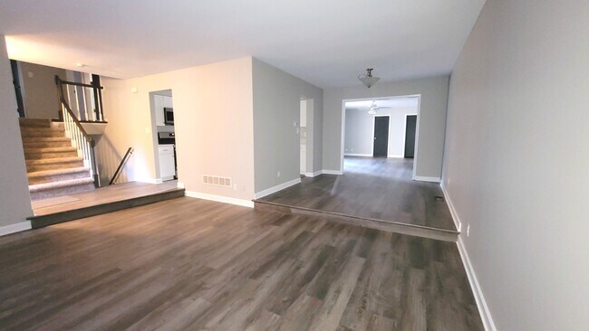 Building Photo - 685 Carriage Dr