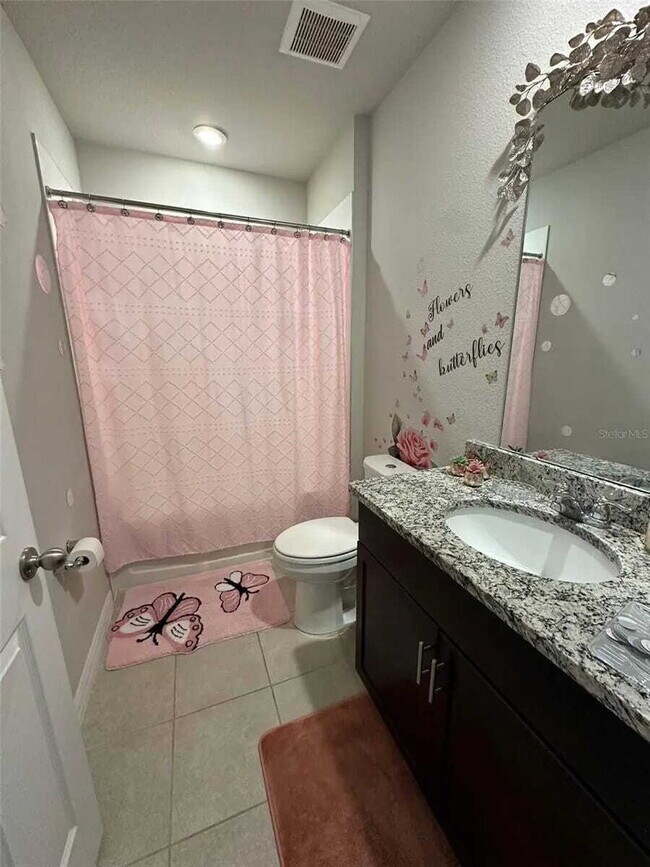 Foto del edificio - Charming 4-Bed with fence