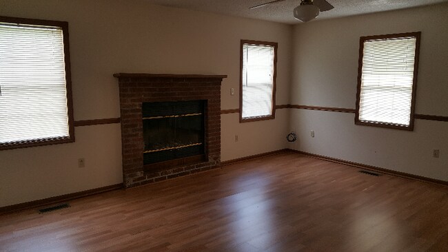 Foto del edificio - 611 Windcrest Dr